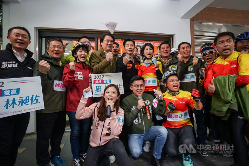 台中市第2選區立委補選、立委林昶佐罷免案將於9日投票,民進黨正國會「台灣正青」鐵馬隊從屏東出發一路向北,為民進黨中二立委補選候選人林靜儀與無黨籍立委林昶佐(2排左5)集氣,民進黨立委陳亭妃(2排左6)、基隆市長林右昌(2排左4)等人2日齊聚林昶佐服務處,呼籲民眾罷免案票投不同意。中央社記者裴禛攝 111年1月2日