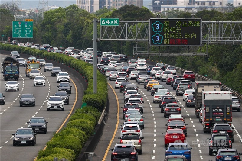 2日午後局部路段塞車，國5宜蘭至頭城、國道3號高原至大溪等多處車輛時速在40公里以下。圖為國道3號北上龍潭至大溪路段。（中央社檔案照片）