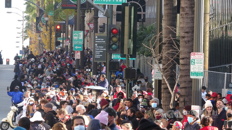 暌違2年，美國新年盛事玫瑰花車遊行（Rose Parade）恢復舉行，洛杉磯近郊的巴沙迪納（Pasadena）湧進數萬遊客。中央社記者林宏翰洛杉磯攝 111年1月2日