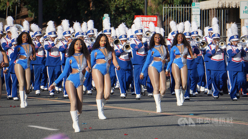 美國新年盛會之一，加州的玫瑰花車遊行（Rose Parade）經過去年因為疫情停辦，2022年恢復舉行，圖為來自全美各地的樂儀旗隊。中央社記者林宏翰洛杉磯攝 111年1月2日