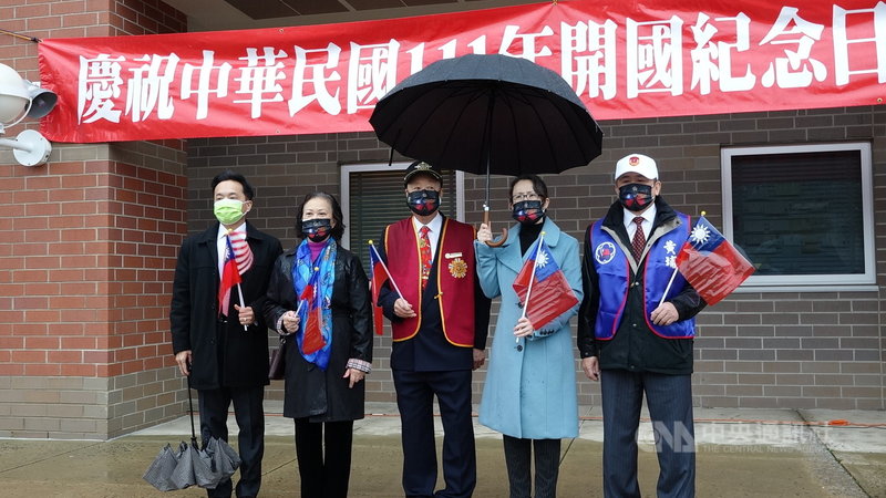華府僑界美東時間1日不畏疫情與風雨,舉行2022年元旦升旗。駐美代表蕭美琴(右二)受邀出席。中央社記者江今葉華盛頓攝 111年1月2日