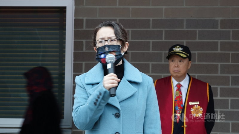 華府僑胞舉行2022年元旦升旗典禮。駐美代表蕭美琴感謝僑胞多年來對中華民國的堅定支持,也向僑胞宣布退輔會今年將派代表駐華府,與美台退伍軍人交流。中央社記者江今葉華盛頓攝 111年1月2日