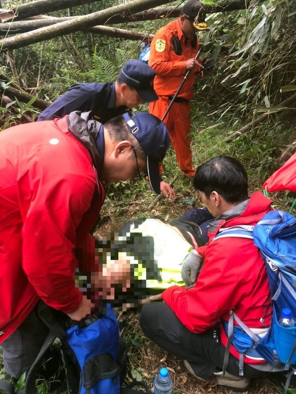 嘉義縣阿里山鄉霹靂山步道1日發生一名75歲鄭姓老翁走失,消防局2日再度集結人力搜救,下午終於找到老翁,僅身體虛弱,隨即送下山治療。(嘉義縣消防局提供)中央社記者黃國芳傳真 111年1月2日