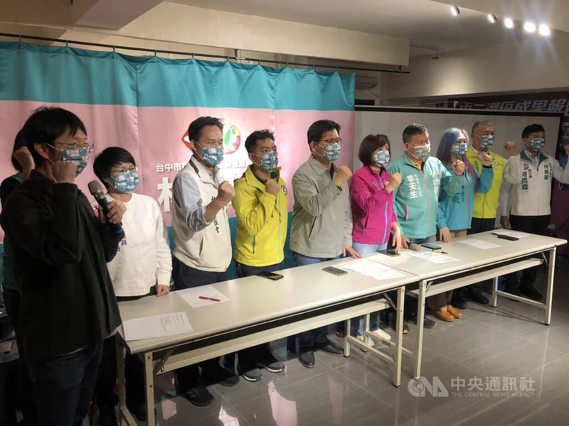 台中市第2選區立委補選倒數,民進黨籍候選人林靜儀競選總部3日召開記者會,號召志工、民眾一起監督投票程序。中央社記者趙麗妍攝 111年1月3日