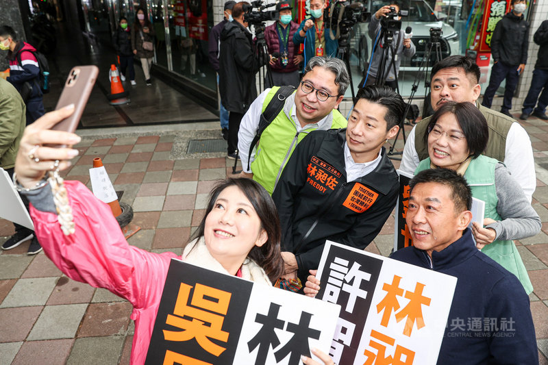 無黨籍立委林昶佐罷免案將於9日登場,民進黨立法院黨團幹事長劉世芳(2排右)、副幹事長黃世杰(後排左)、副書記長洪申翰(後排右)及立委許智傑(前排右)、吳思瑤(前排左)3日陪同林昶佐(2排左)在路口宣傳反罷免,拿起手機與林昶佐自拍提振士氣。中央社記者鄭清元攝 111年1月3日