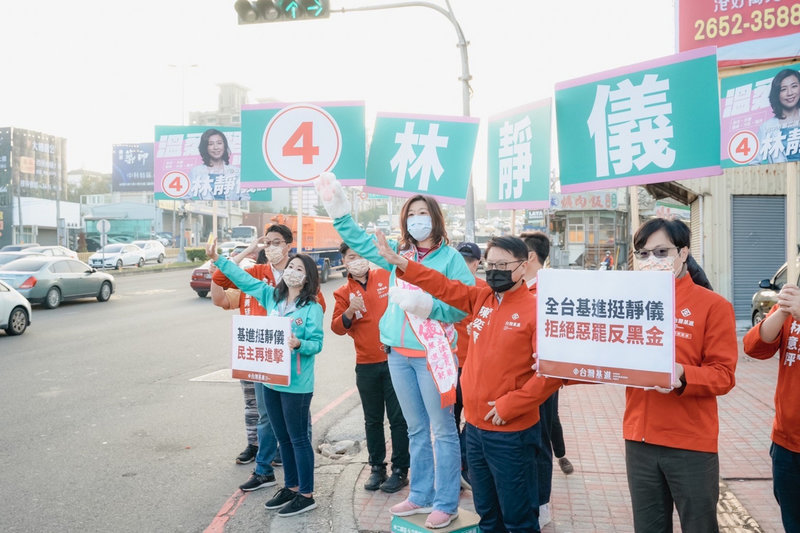 台中第2選區立委補選將於9日投票,台灣基進黨主席陳奕齊(前右2)等人3日上午陪同民進黨台中立委補選候選人林靜儀(前右3)在路口拜票。(林靜儀競選總部提供)中央社記者趙麗妍傳真 111年1月3日