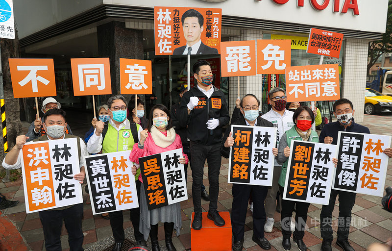 民進黨立法院黨團總召柯建銘(前右3)、幹事長劉世芳(前右2)、副幹事長黃世杰(前左2)、副書記長洪申翰(前左1)及立委許智傑(前右1)、吳思瑤(前左3)等人3日陪同無黨籍立委林昶佐(中)到路口宣傳反辦免,呼籲選民9日投下不同意罷免票。中央社記者鄭清元攝 111年1月3日