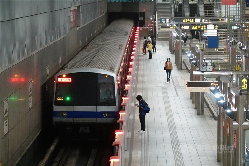 台灣東部海域發生規模6.0地震，台北市最大震度4級。北捷表示，已照SOP啟動慢速巡軌作業，目前暫無異常回報。（中央社檔案照片）