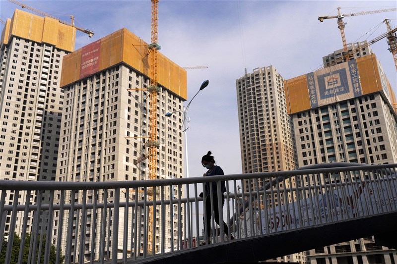 中國持續放寬房地產政策。據統計，上半年全中國超過180座城市總計發布近500個各式不同的房市寬鬆政策。圖為2021年4月雲南昆明一座興建中的建案。（中新社）