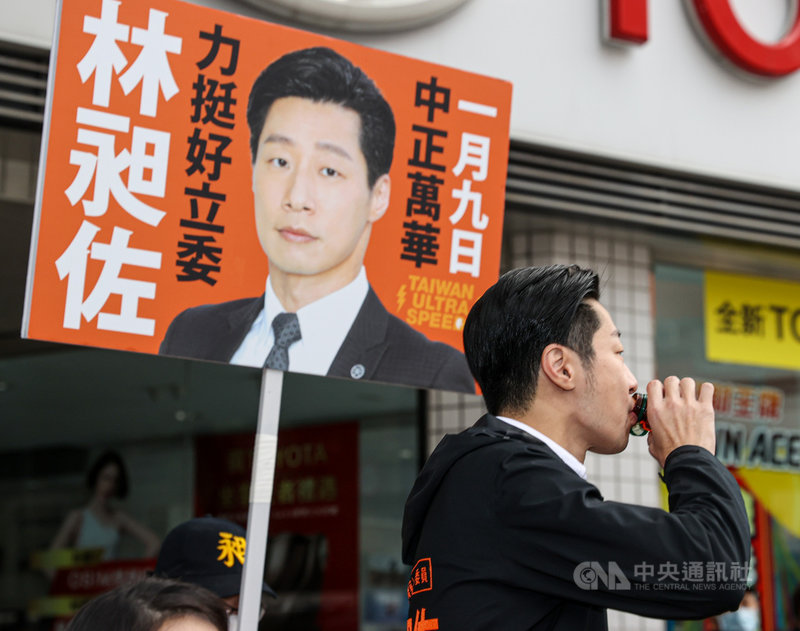 無黨籍立委林昶佐罷免案9日將登場,林昶佐3日一早到路口宣傳不同意罷免,現場喝了一瓶提神飲料。中央社記者鄭清元攝 111年1月3日