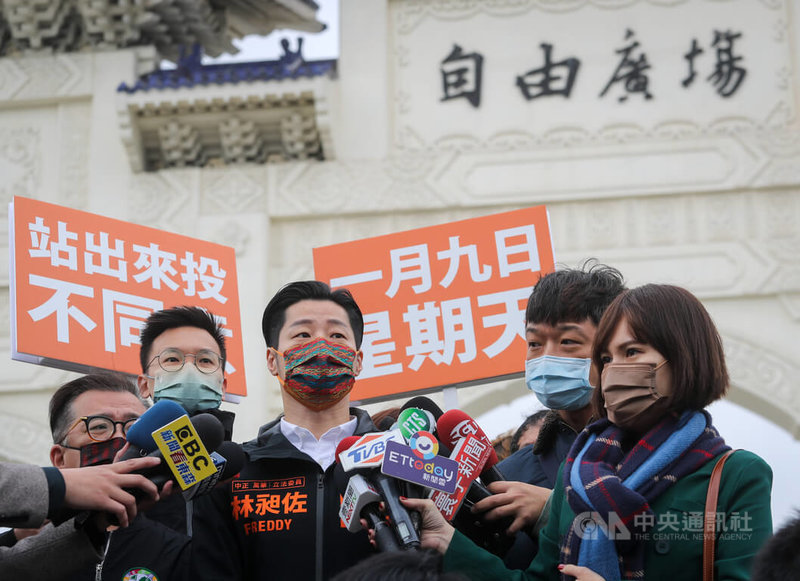 無黨籍立委林昶佐(中)4日舉辦「破風前行,終結罷林,單車大掃街」活動,民進黨副祕書長林飛帆(左2)等出席相挺。中央社記者裴禛攝 111年1月4日