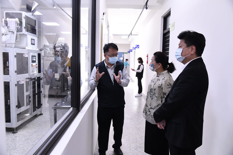 由於花蓮吉安冰城廠區設備老舊,縣府輔導吉安鄉農會協助汰換設備,增進效率及符合現行衛生法規,花蓮縣長徐榛蔚(右2)與國民黨立委傅崐萁(右)4日前往訪視。(花蓮縣政府提供)中央社記者李先鳳傳真 111年1月4日