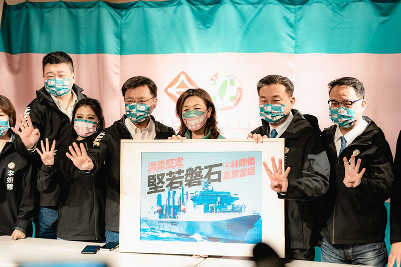 台中市第2選區立委補選將於9日投票,民進黨「湧言會」立委王定宇(右2)等人4日齊聚民進黨候選人林靜儀(右3)烏日競選總部,致贈海軍最強國造醫療軍艦「磐石艦」彩照,力挺林靜儀。(林靜儀競選總部提供)中央社記者郝雪卿傳真 111年1月4日