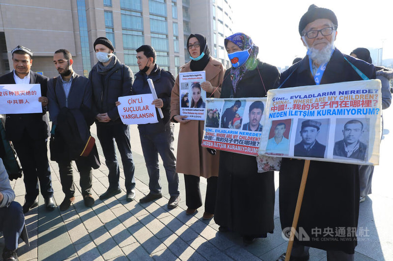 土耳其一個律師團4日向伊斯坦堡檢察長辦公室,就中國官員在新疆的罪行提起刑事訴訟。一群維吾爾人在伊斯坦堡司法宮前廣場向媒體控訴。中央社記者何宏儒伊斯坦堡攝 111年1月4日