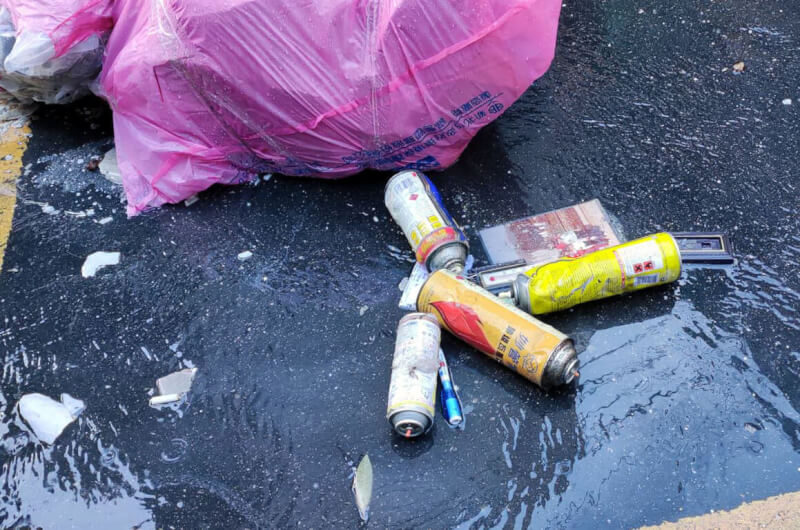 新北土城清潔隊垃圾車1月收運垃圾時，有民眾將卡式瓦斯罐混入垃圾中丟棄，爆炸起火，2名清潔隊員遭灼傷送醫。（民眾提供）