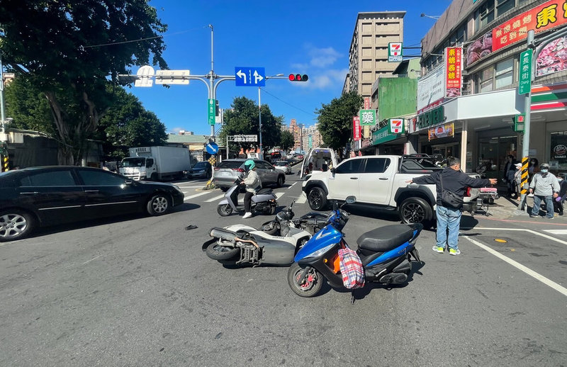 新北市65歲錢姓女子4日駕駛轎車行經三峽區介壽路、中華路口時，疑似闖紅燈直行碰撞5輛機車，最後撞上路旁停放的轎車，車禍共造成7人受傷送醫。（民眾提供）中央社記者黃旭昇新北傳真  111年1月4日