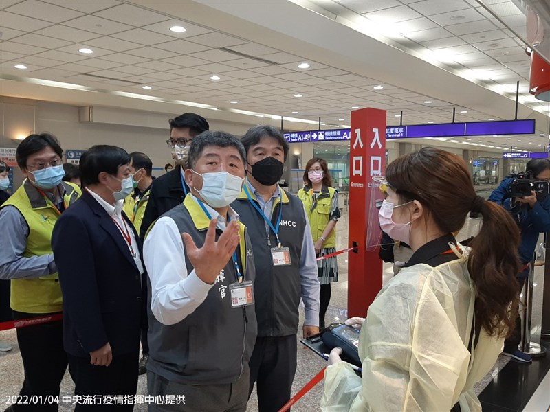 指揮官陳時中（前左）與醫療應變組王必勝副組長等人至桃園機場實地進行入境旅客動線勘查，並即刻成立前進指揮所，統籌指揮相關防疫工作。（中央流行疫情指揮中心提供）