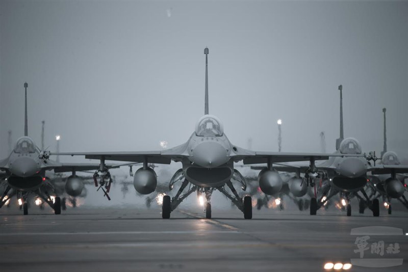 空軍5日展現戰力，12架F-16V在跑道集結，首次進行「大象漫步」（Elephant Walk）科目，大秀作戰肌肉。（軍聞社提供）