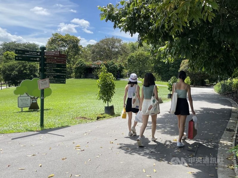 新加坡打造自然空間，許多大大小小的公園遍佈全島，拉近民眾與大自然的距離。圖為新加坡植物園。 中央社記者侯姿瑩新加坡攝 111年1月5日