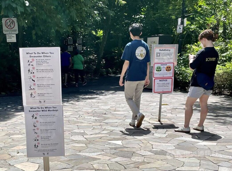 新加坡植物園日前傳出有民眾遭水獺咬傷的事件,圖為植物園入口處設立標示,提醒民眾遇到野生水獺、猴子的注意事項。 中央社記者侯姿瑩新加坡攝 111年1月5日