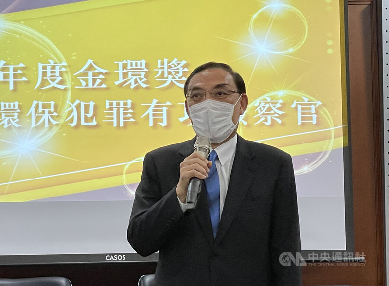 台南市議會5日通過建請特赦前總統陳水扁,法務部長蔡清祥(圖)在法務部媒體茶敘後受訪時表示,特赦是總統職權,應予以尊重,個別地方人士主張也予以尊重。中央社記者劉世怡攝 111年1月5日