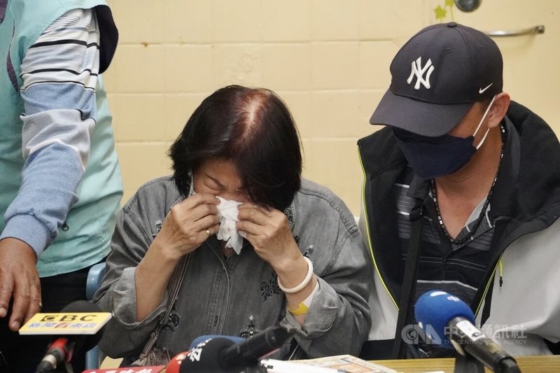 高雄林姓一家4口遭酒駕衝撞釀1死3傷，家屬憂經濟無以為繼，5日舉行募款記者會，林家阿嬤（左）數度泣不成聲。中央社記者董俊志攝 111年1月5日
