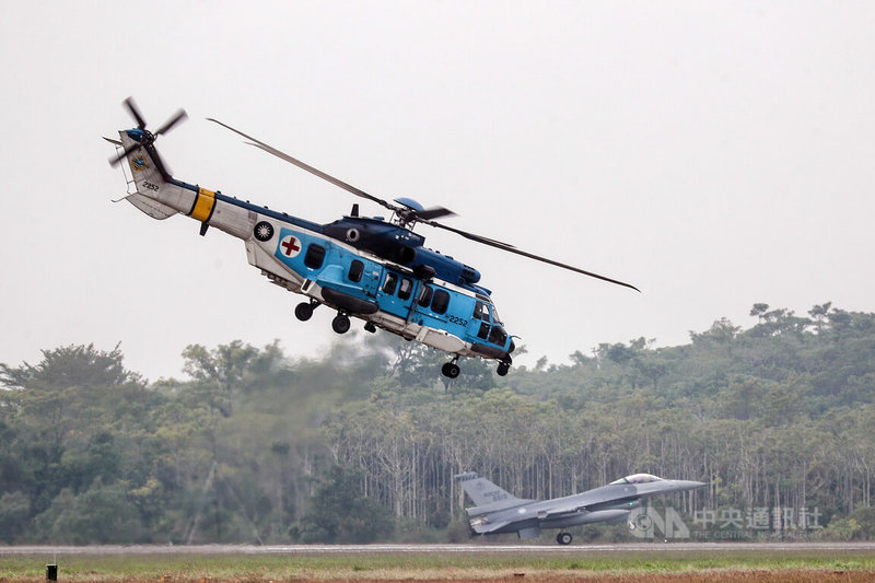 國軍111年春節加強戰備演練活動5日在嘉義基地進行,空軍第四聯隊F-16V(後)及海鷗直升機(前)進行操演訓練。中央社記者裴禛攝 111年1月5日