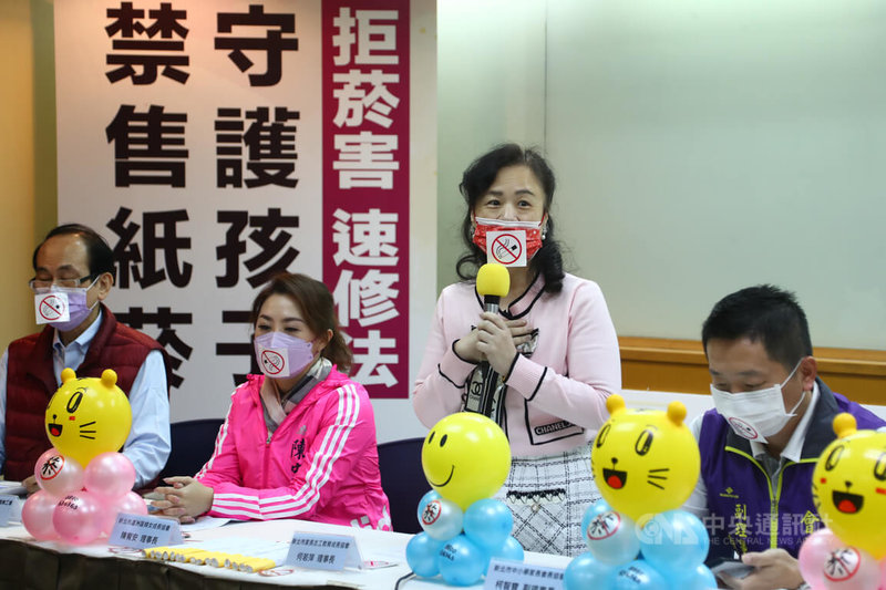 台北市家長志工教育成長協會等社福團體5日舉行記者會,理事長何若萍(右2)與多名家長代表共同呼籲政府盡速修法,全面禁售紙菸,將台灣打造成無菸之島,守護孩子的健康。中央社記者王騰毅攝 111年1月5日