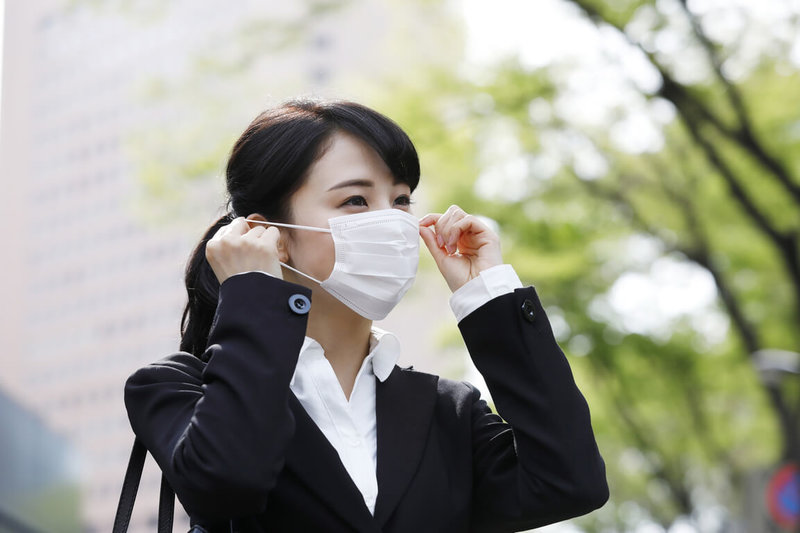 COVID-19疫情爆發以來,戴口罩已成為民眾生活日常,但也因此容易引發皮膚問題。皮膚科醫師建議,民眾每天可找適當時機暫時脫下口罩透氣,且至少每天更換一次新口罩,即使是布口罩也應該天天換洗。(門諾醫院提供)中央社記者李先鳳傳真 111年1月5日