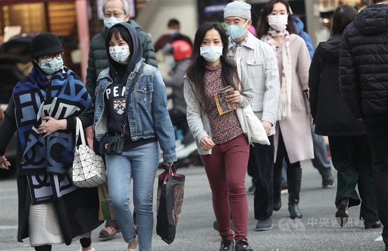 台大公衛學者陳秀熙5日表示,台灣要擋住Omicron社區流行,須符合3條件,包括2劑疫苗施打率要達到9成、維持基本的NPI措施。(中央社檔案照片)