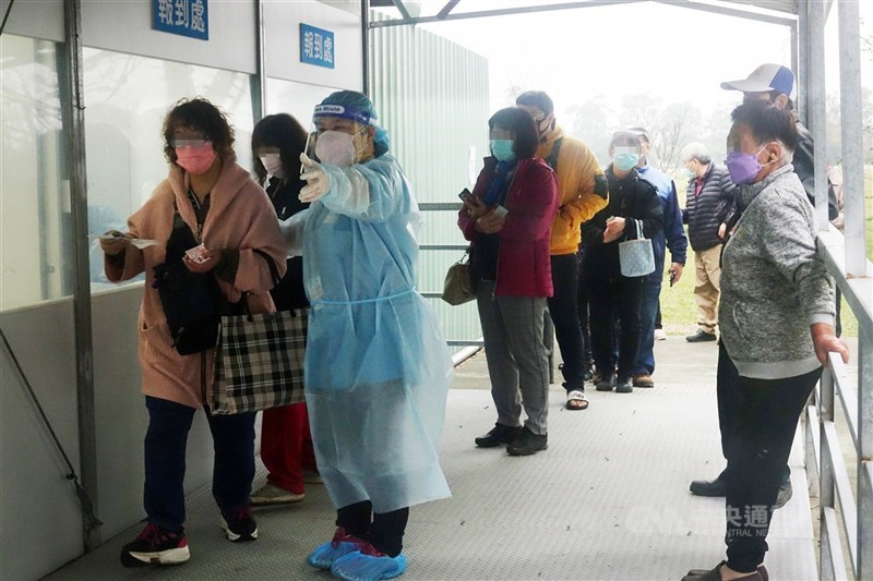 桃園機場群聚案共計5人確診，其中防疫計程車司機曾載過感染Omicron變異株的旅客。圖為桃園市政府5日在龍岡大操場設立採檢站，醫護人員引導民眾報到篩檢。中央社記者施宗暉攝 111年1月5日