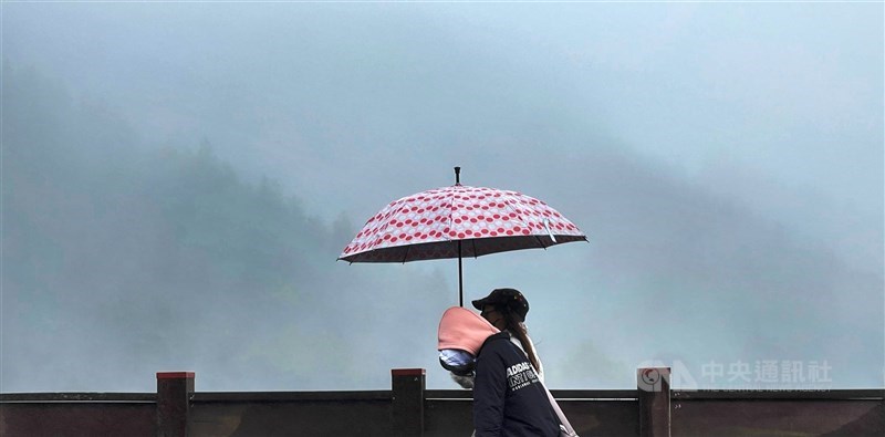 中央氣象局表示，5日下半天受鋒面影響，北部地區有局部短暫雨，中南部地區亦有零星降雨。（中央社檔案照片）