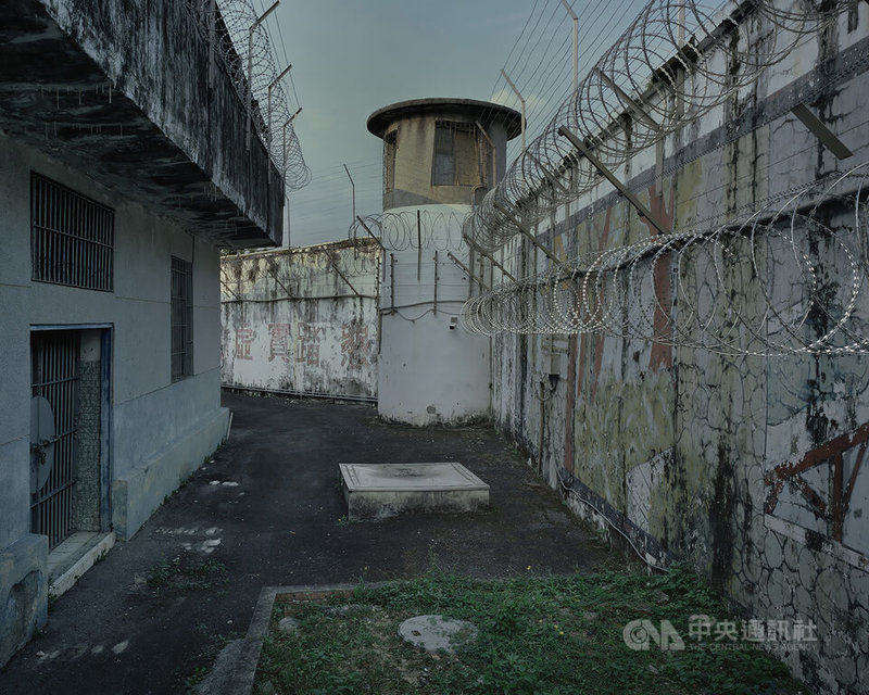 促轉會5日審定安康接待室、新店軍人監獄及景美看守所3處為不義遺址,並認為,有整體規劃為新店安坑地區「人權廊道」潛力,圖為新店軍人監獄外部通道。(促轉會提供/沈昭良攝)中央社記者葉素萍傳真 111年1月5日