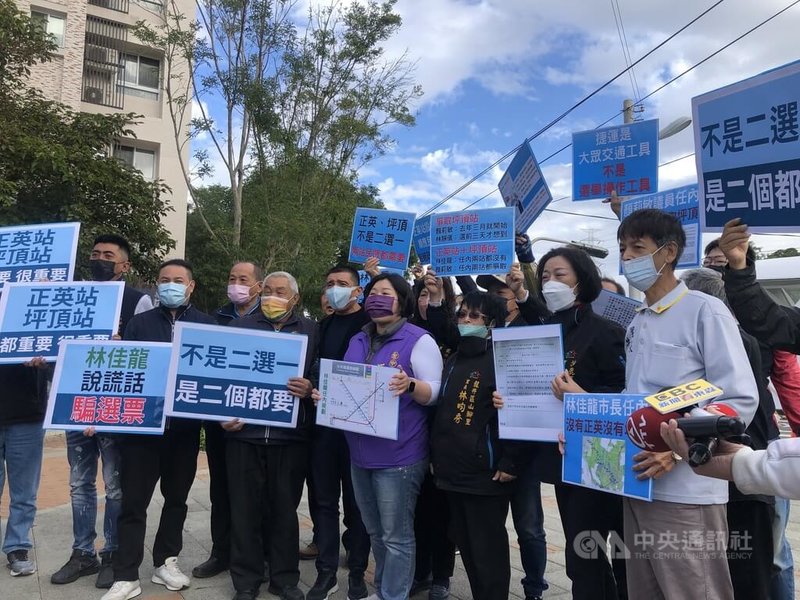 台中捷運藍線規劃增設正英站引發外界討論,台中市議會副議長顏莉敏(紫衣)及11名里長6日強調正英站因民意設置,不要因選舉操作而受影響。中央社記者趙麗妍攝 111年1月6日