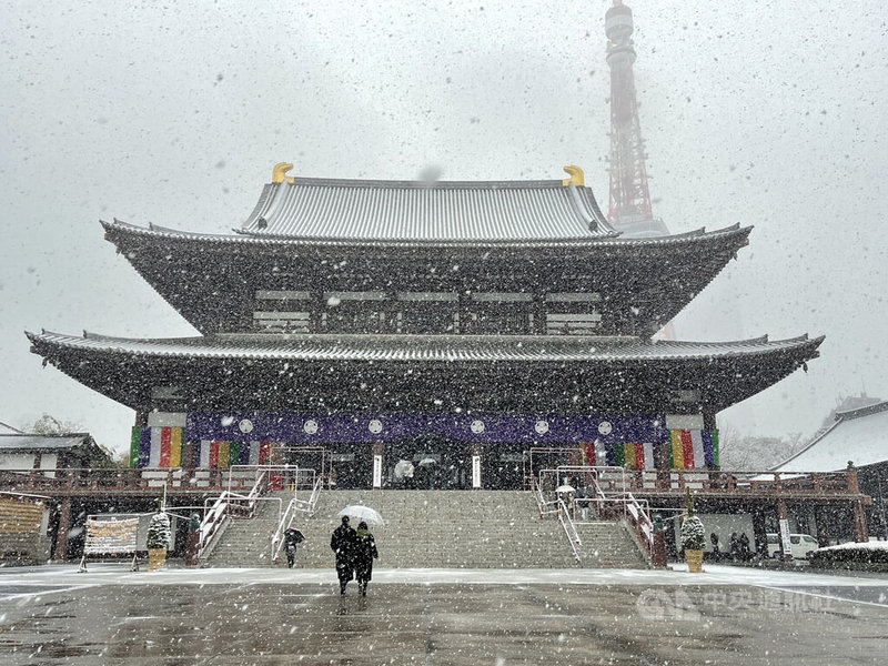 日本受低氣壓影響,6日上午關東地區與東京都等地紛紛降雪,東京景點增上寺與後方的東京鐵塔都覆上一層白雪。中央社記者楊明珠東京攝 111年1月6日