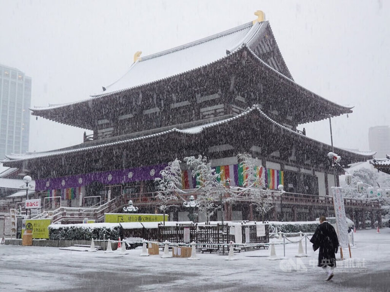 東京市中心6日下午雪愈下愈大,日本氣象廳發布大雪警報。圖為東京鐵塔旁的增上寺。中央社記者楊明珠東京攝 111年1月6日