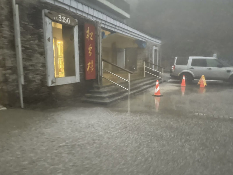 東北季風加上南方雲系北移，溫度與水氣配合，合歡山武嶺、松雪樓一帶6日傍晚短暫降冰霰。（南投林管處松雪樓提供）中央社記者蕭博陽南投縣傳真 111年1月6日