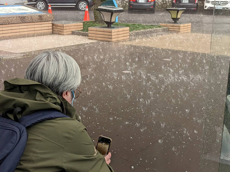 台中市和平區福壽山農場6日下午5時下起冰雹雨，持續約5分鐘，大小約有1公分，許多遊客紛紛拿出手機拍下難得畫面。（福壽山農場提供）中央社記者趙麗妍傳真 111年1月6日