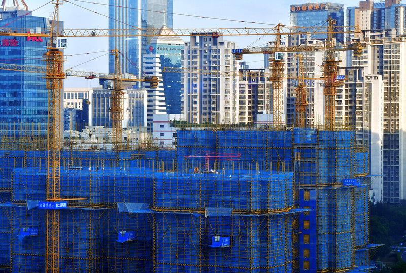 彭博報導，中國房地產開發商的股價和美元債券今年已暴跌至少900億美元（近2.7兆台幣）。圖為福建省福州市正在興建的建案。（中新社）