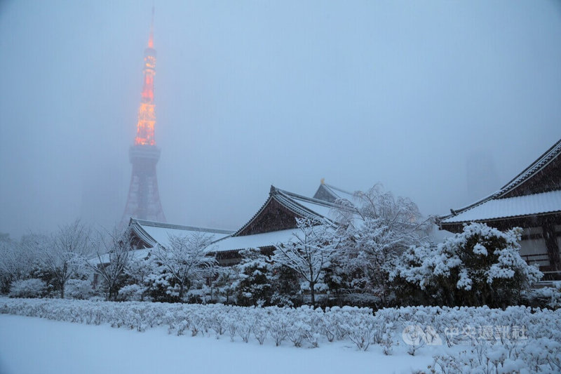 日本氣象廳6日對東京23區、千葉縣、茨城縣南部發布大雪警報。東京市中心時隔4年被氣象廳發布大雪警報。圖為東京鐵塔旁增上寺屋頂積雪。中央社記者楊明珠東京攝 111年1月6日