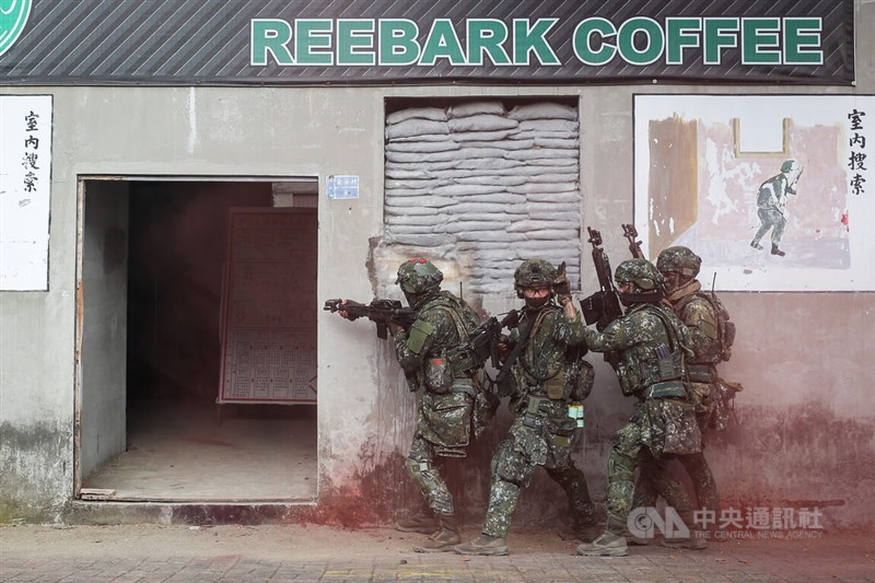 國軍6日在高雄陸軍步兵訓練指揮部舉辦111年春節加強戰備訓練,由兩個機步排在城鎮戰訓練場進行對抗戰,以提升官兵城鎮作戰能力。中央社記者裴禛攝 111年1月6日