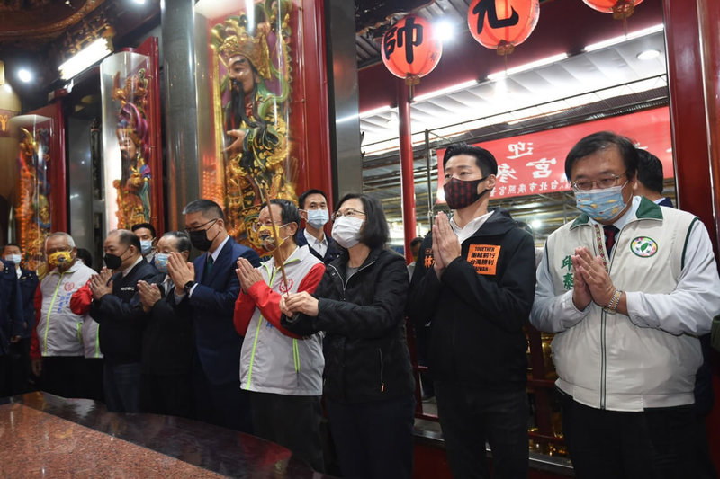 無黨籍立委林昶佐罷免案將於9日投票,林昶佐(前排右2)6日下午與總統蔡英文(前排右3)一同到台北市萬華區廣照宮參拜祈福。(台北市攝影記者聯誼會提供)中央社 111年1月6日