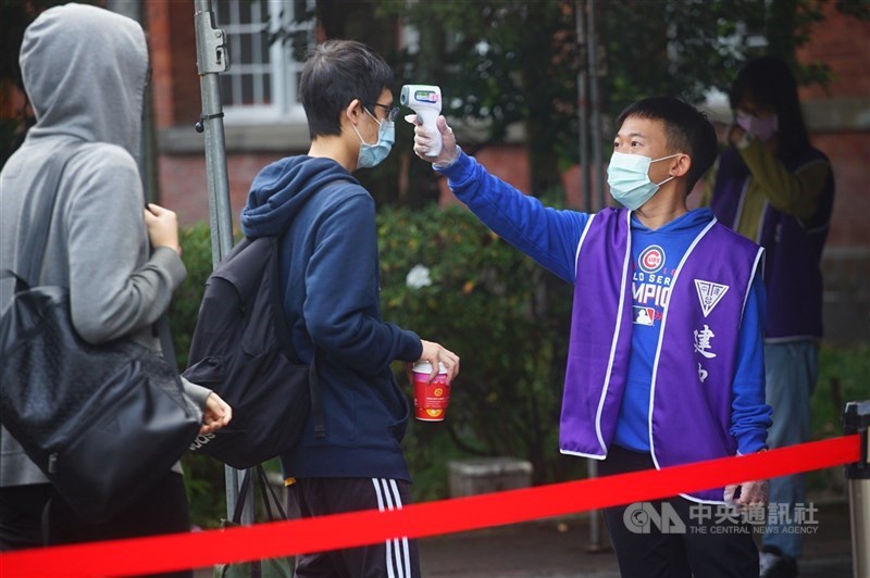 111學年度學科能力測驗將於21日至23日舉行,學測試場於20日下午2時至4時開放查看,考生和家長進入考分區學校時,必須量體溫和佩戴口罩。(中央社檔案照片)