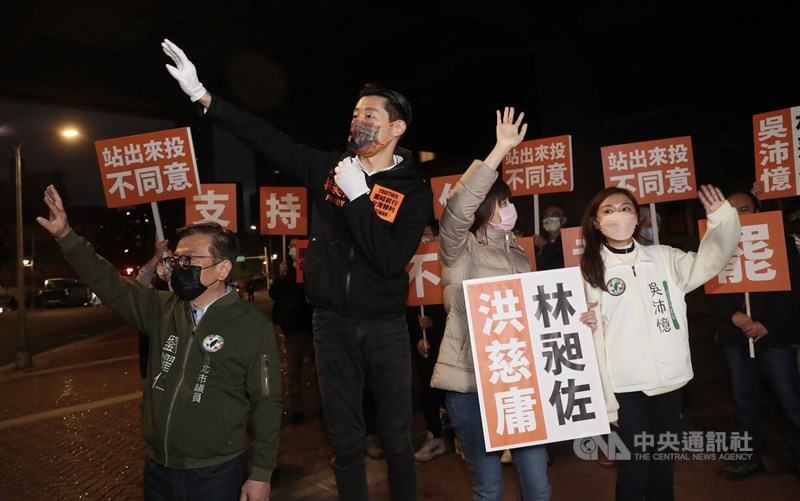 無黨籍立委林昶佐罷免案9日投票,林昶佐(前左2)與立法院顧問洪慈庸(前右2)6日傍晚在艋舺大道路口,呼籲民眾站出來投下不同意票。中央社記者吳家昇攝 111年1月6日