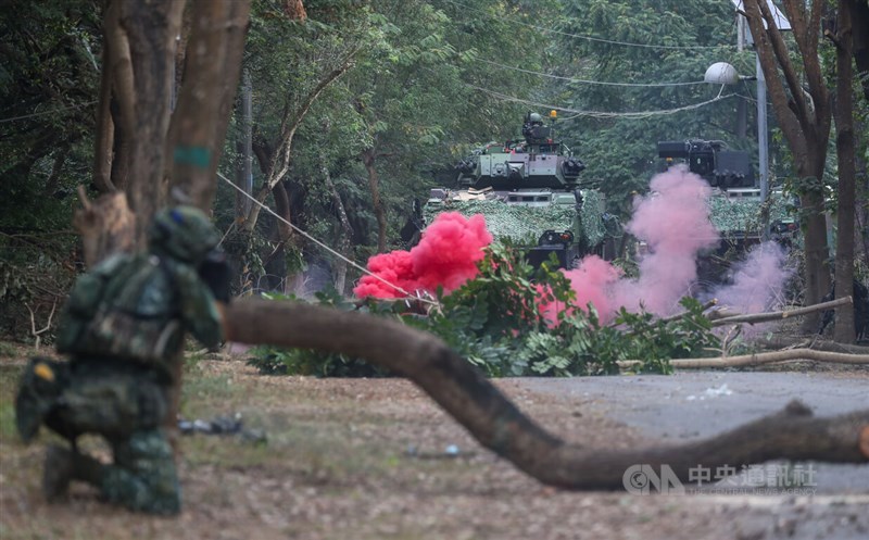 國軍6日在高雄陸軍步兵訓練指揮部舉辦111年春節加強戰備訓練,在城鎮戰訓練場進行對抗演練,強化官兵戰術作為。中央社記者裴禛攝 111年1月6日