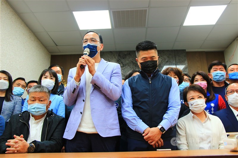 選前之夜是否為候選人顏寬恒(前右2)站台,國民黨主席朱立倫(前左2)6日說,應把空間還給選民。圖為去年11月朱立倫宣布由顏寬恒代表國民黨參加台中第2選區立委補選。(中央社檔案照片)