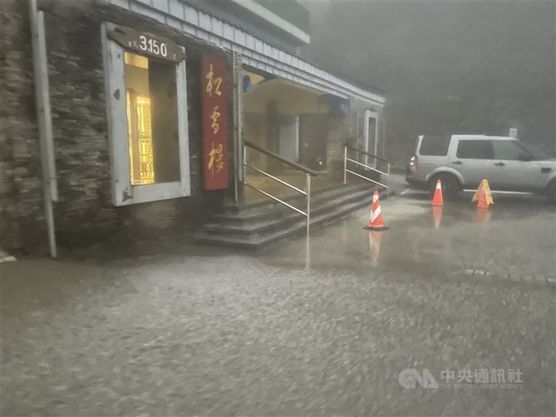 東北季風搭配南方雲系北移，合歡山武嶺、松雪樓一帶6日傍晚短暫降冰霰，雖夾著降雨，但仍讓地面彷彿覆蓋白毯。（南投林管處松雪樓提供）中央社記者蕭博陽南投縣傳真 111年1月6日