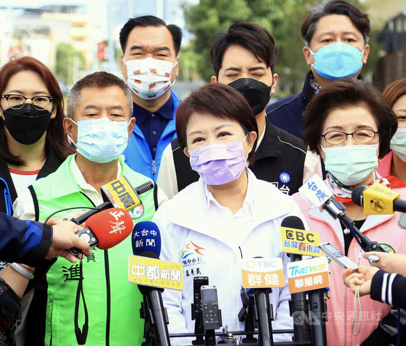 台中市長盧秀燕(前中)6日出席國光路地下道填平工程完工祈福典禮,會後接受媒體聯訪,被問到有關捷運藍線的問題時,只回應「選舉議題不談」。中央社記者郝雪卿攝 111年1月6日