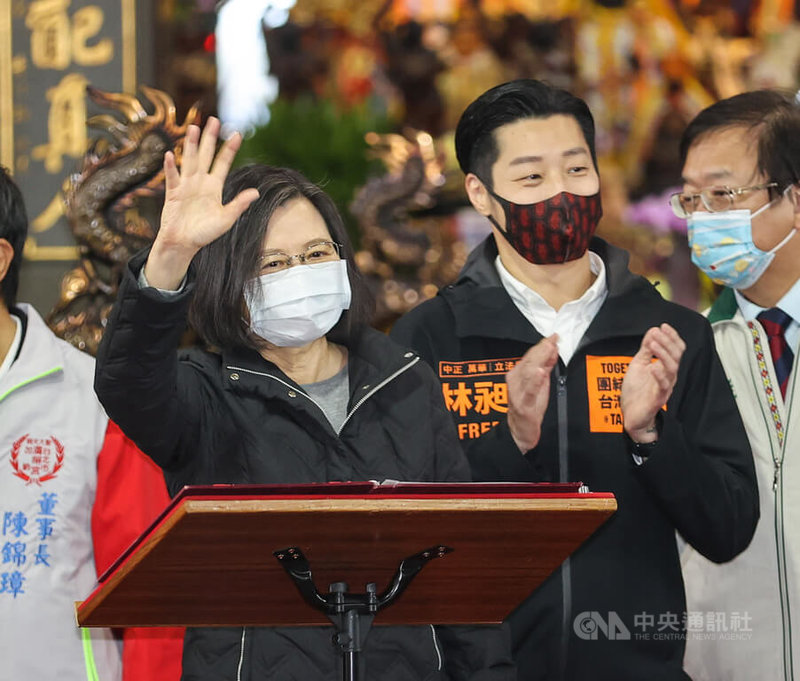 台北市第5選區無黨籍立委林昶佐罷免案9日投票。林昶佐(右2)6日下午前往廣照宮參拜,總統蔡英文(左)也同台相挺,呼籲大家留住好立委。中央社記者鄭清元攝 111年1月6日