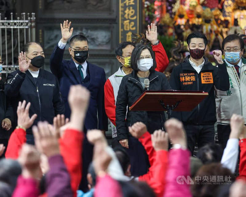 無黨籍立委林昶佐(右2)罷免案9日將投票,總統蔡英文(右3)6日赴萬華參香,力挺林昶佐;蔡總統致詞時並現場調查打過疫苗的人數,看到許多人舉手,她也提醒大家若時間到了,記得要去打第3劑疫苗。中央社記者鄭清元攝 111年1月6日